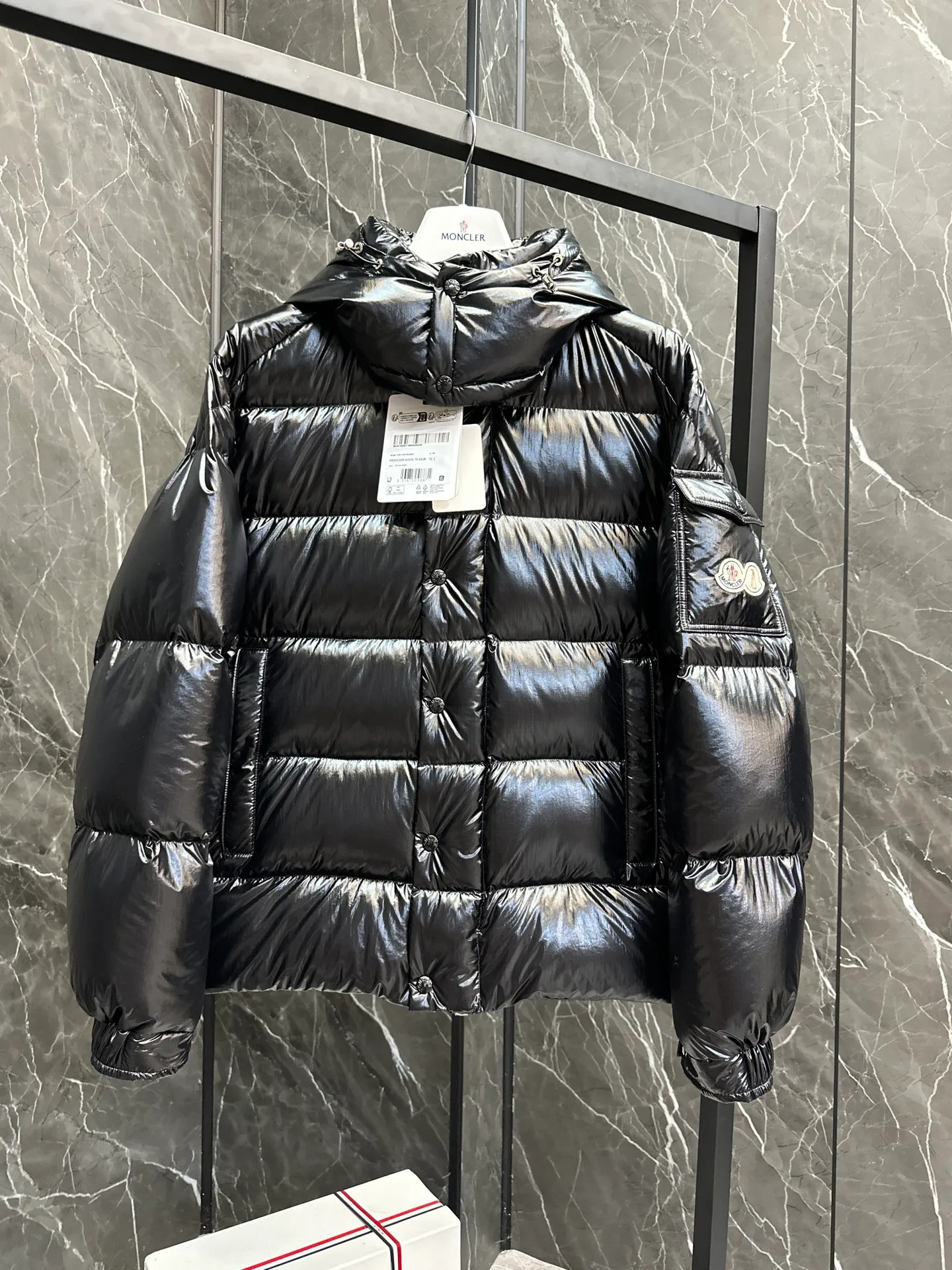 ⬆️Moncler Maya 70 . . Moncler 70 ， 。 ， ， Moncler Maya 70 。 ， 。 Antoni Tudisco 。 Moncler Maya 70 Moncler 70 ， ， 。 Classic ， 、 。 Classic 70 。 • • • • • ， • • • •Moncler Maya 70 Size: 1-5 . Cream White Pink Blue Gray Black D 9890065750